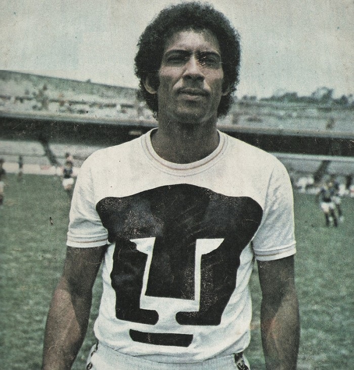 Cabinho con la camiseta de Pumas en 1976
