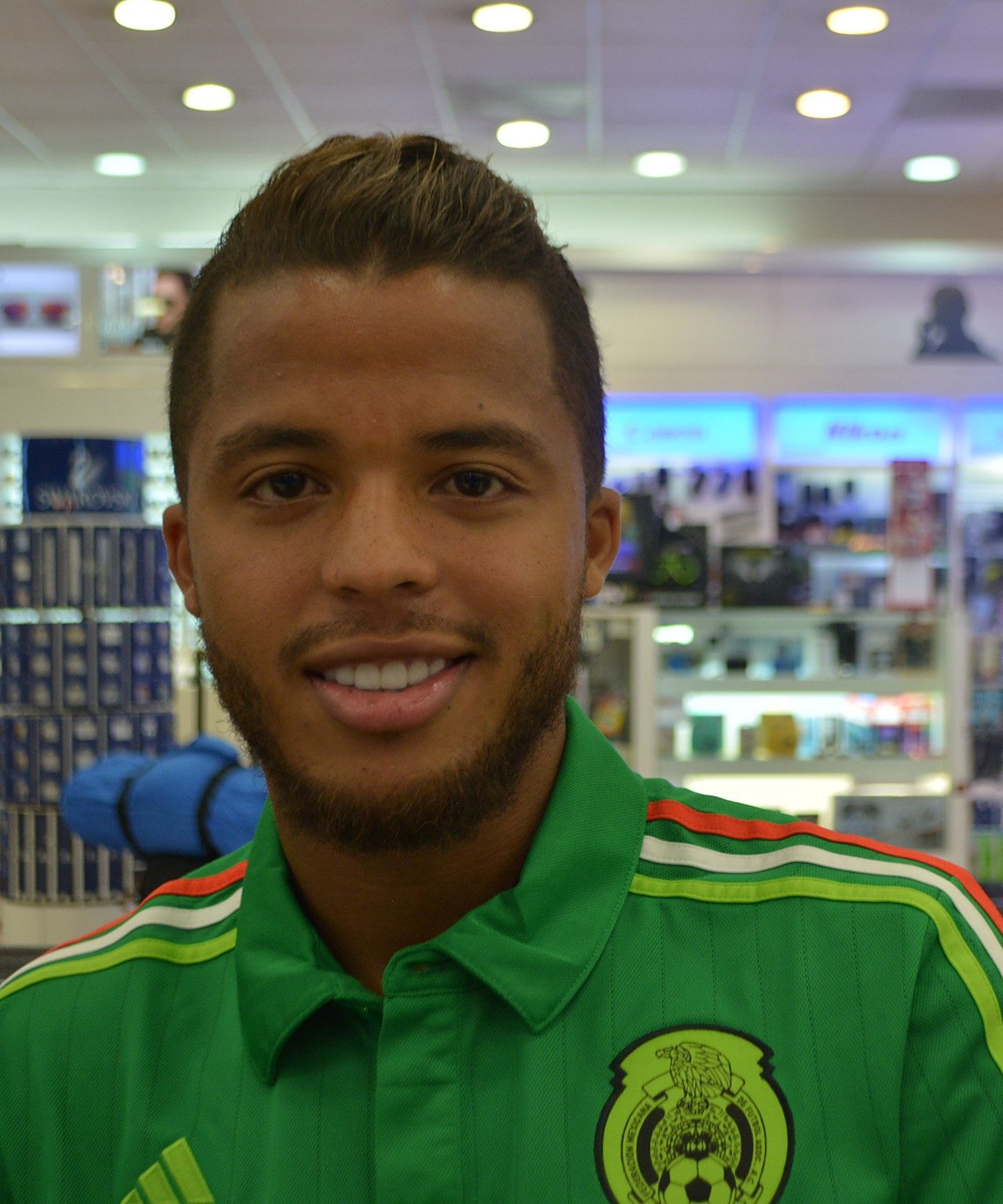 Giovani dos Santos con la camiseta de México
