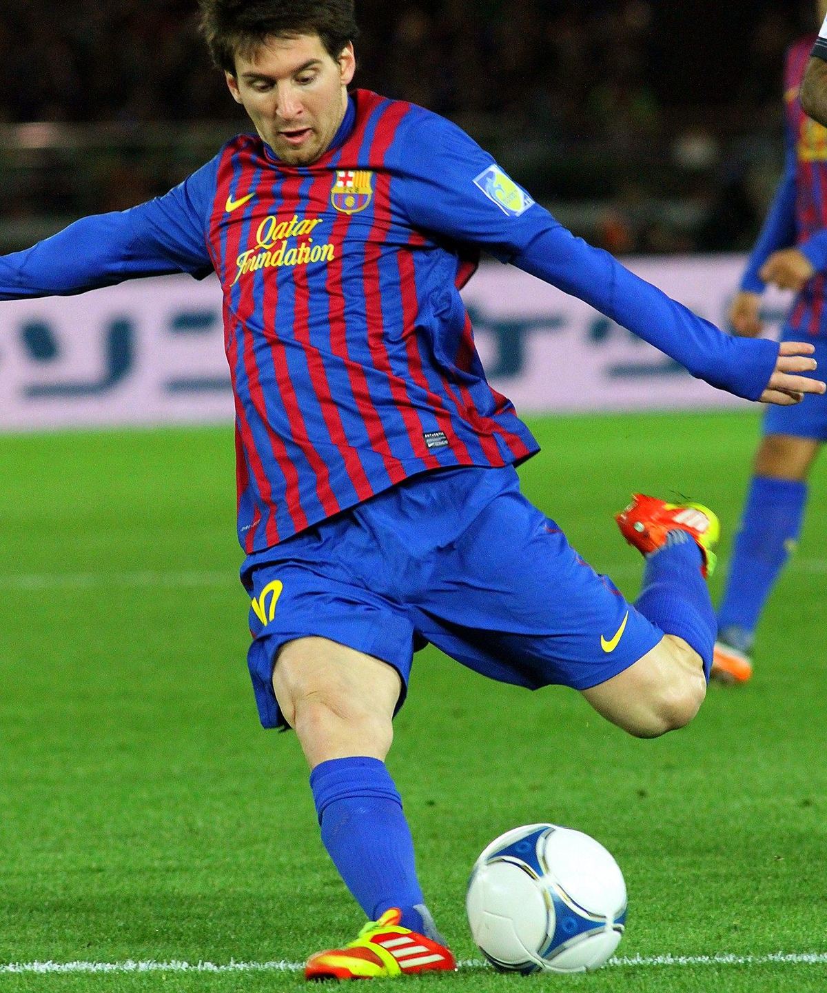 Lionel Messi disparando a portería en el Camp Nou