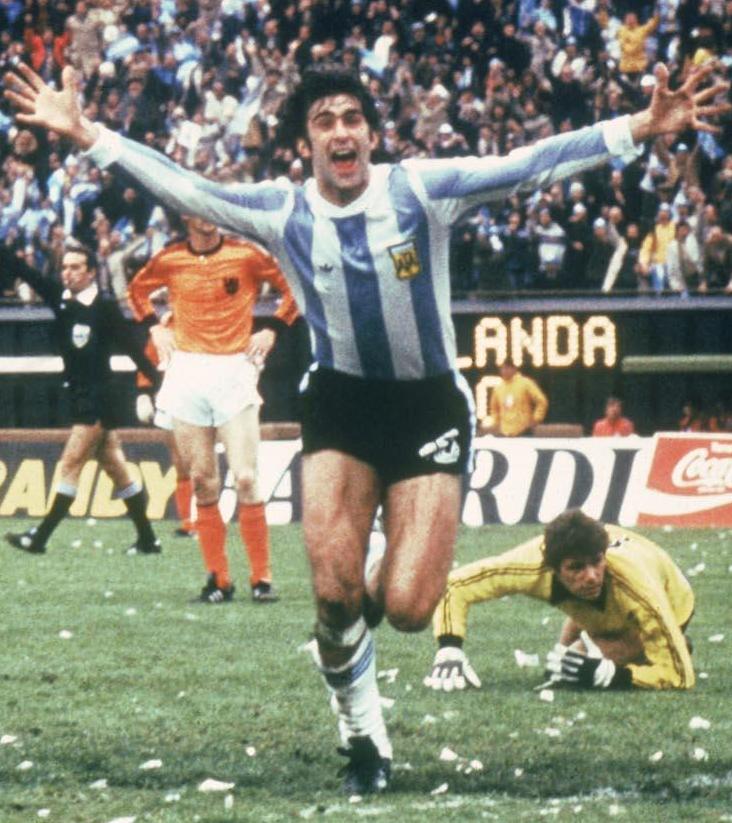Mario Kempes festejando un gol en la final del Mundial 1978