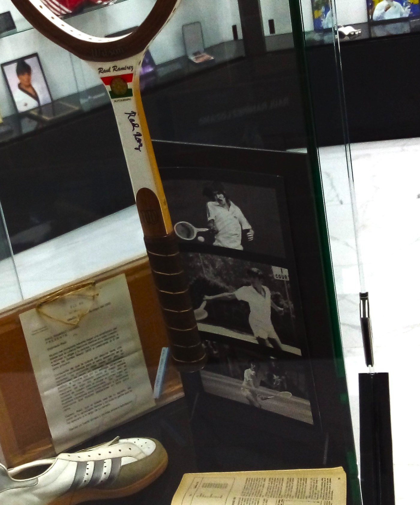 La raqueta y los botines de Raúl Ramírez, expuestos en el Salón de la Fama del Deporte de Ensenada