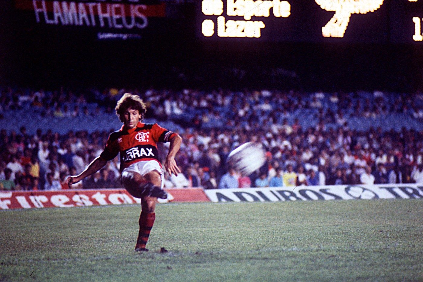 Zico jugando con el Flamengo en 1981